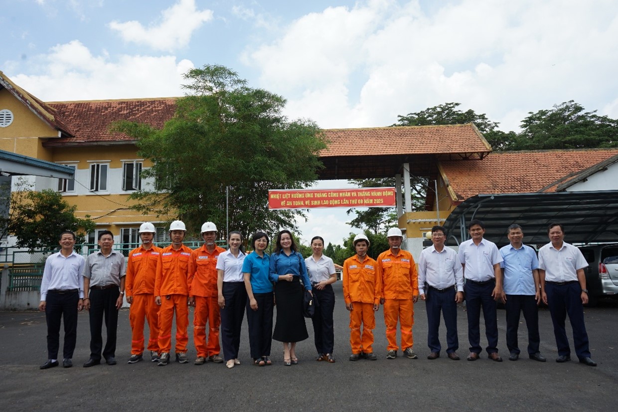 LÃNH ĐẠO CÔNG ĐOÀN ĐIỆN LỰC VIỆT NAM  THĂM, TẶNG QUÀ NGƯỜI LAO ĐỘNG CÔNG TY THỦY ĐIỆN ĐẠI NINH NHÂN THÁNG CÔNG NHÂN NĂM 2025