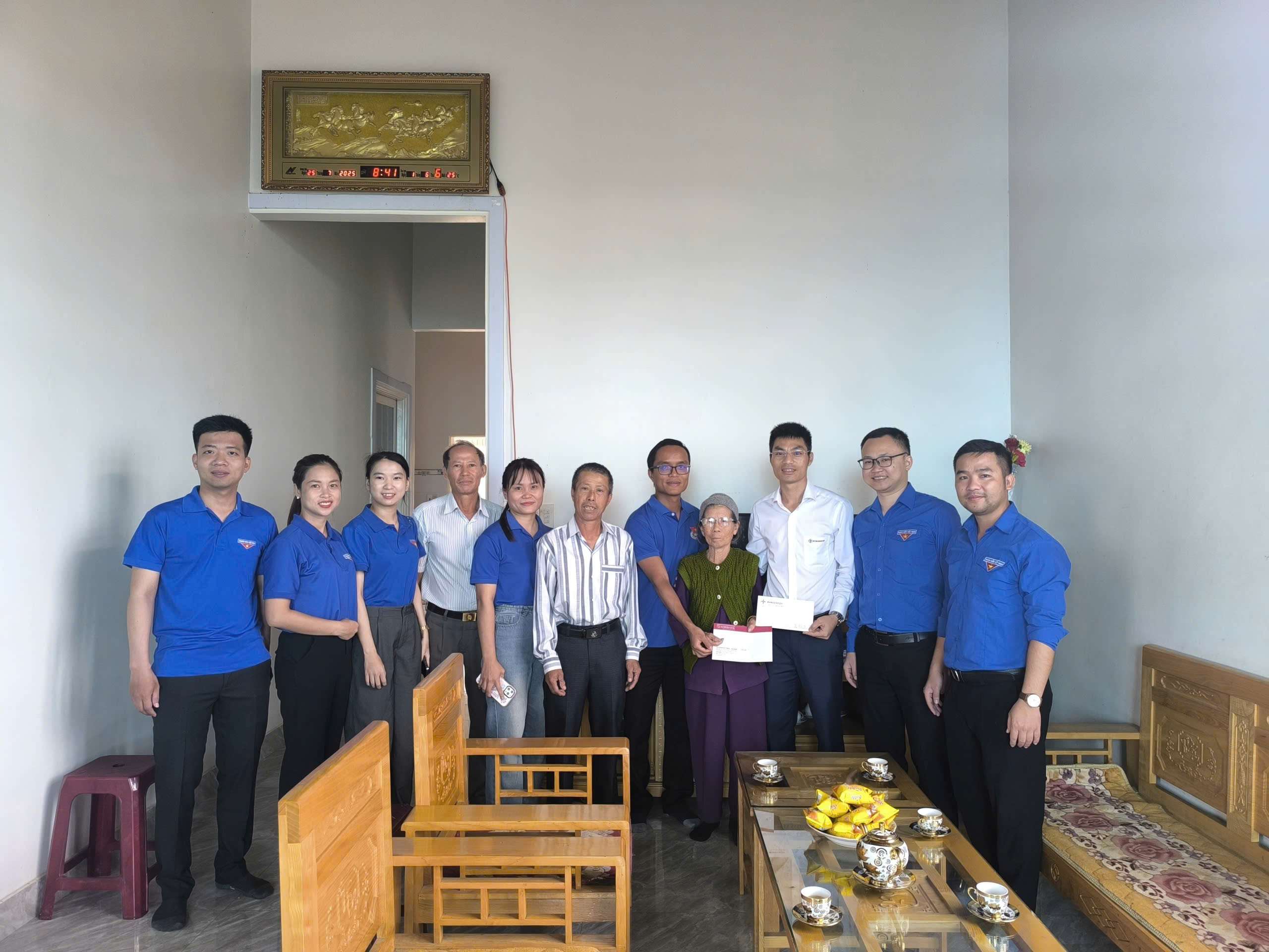 THĂM HỎI, TẶNG QUÀ CÁC GIA ĐÌNH CHÍNH SÁCH NHÂN KỶ NIỆM 78 NĂM NGÀY THƯƠNG BINH - LIỆT SỸ