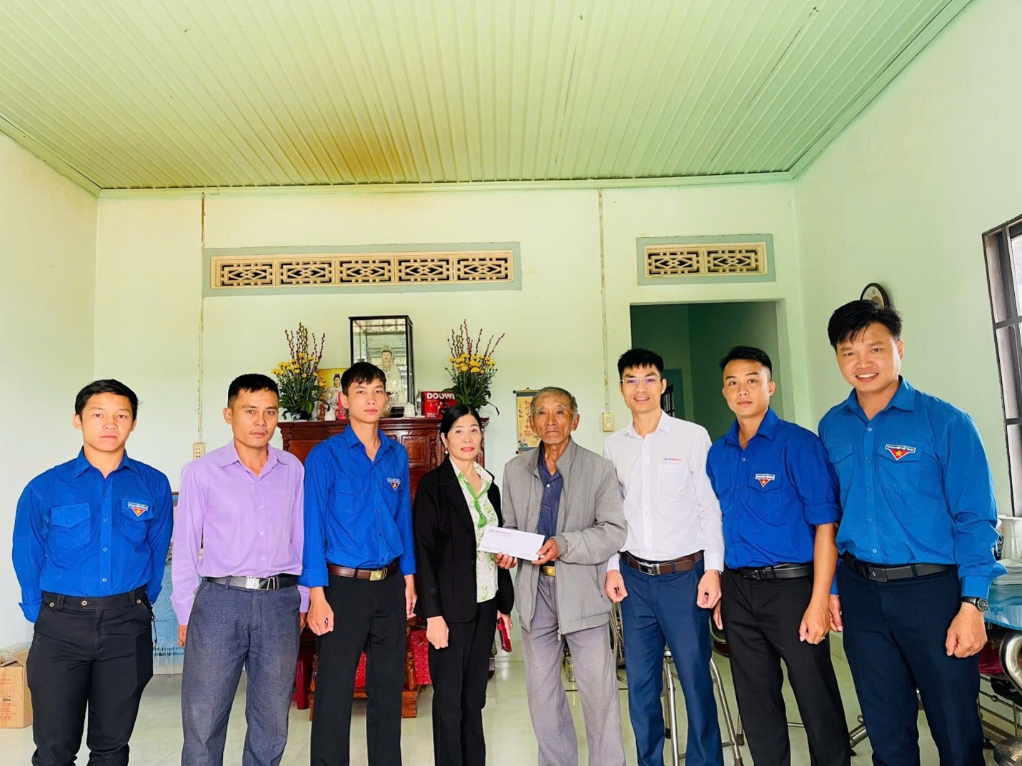 THĂM HỎI, TẶNG QUÀ CÁC GIA ĐÌNH CHÍNH SÁCH NHÂN KỶ NIỆM 79 NĂM NGÀY THƯƠNG BINH - LIỆT SỸ